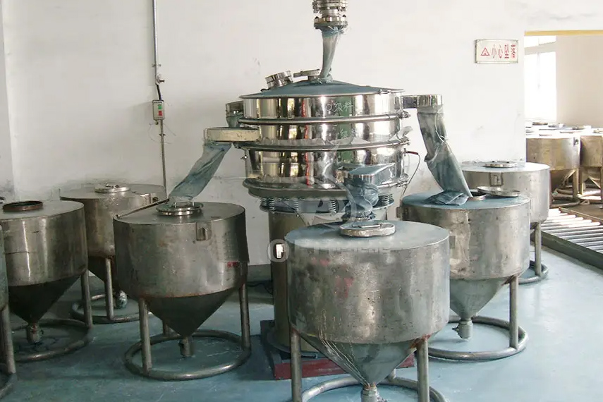 振蕩篩主要特點(diǎn)：換網(wǎng)容易，全封閉模式粉末不飛揚(yáng)，可連續(xù)作業(yè)