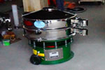 800型單層三次元振動(dòng)篩，產(chǎn)量可達(dá)800kg/h。