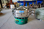 1200型三次元振動(dòng)篩，產(chǎn)量可達(dá)2100kg/h。